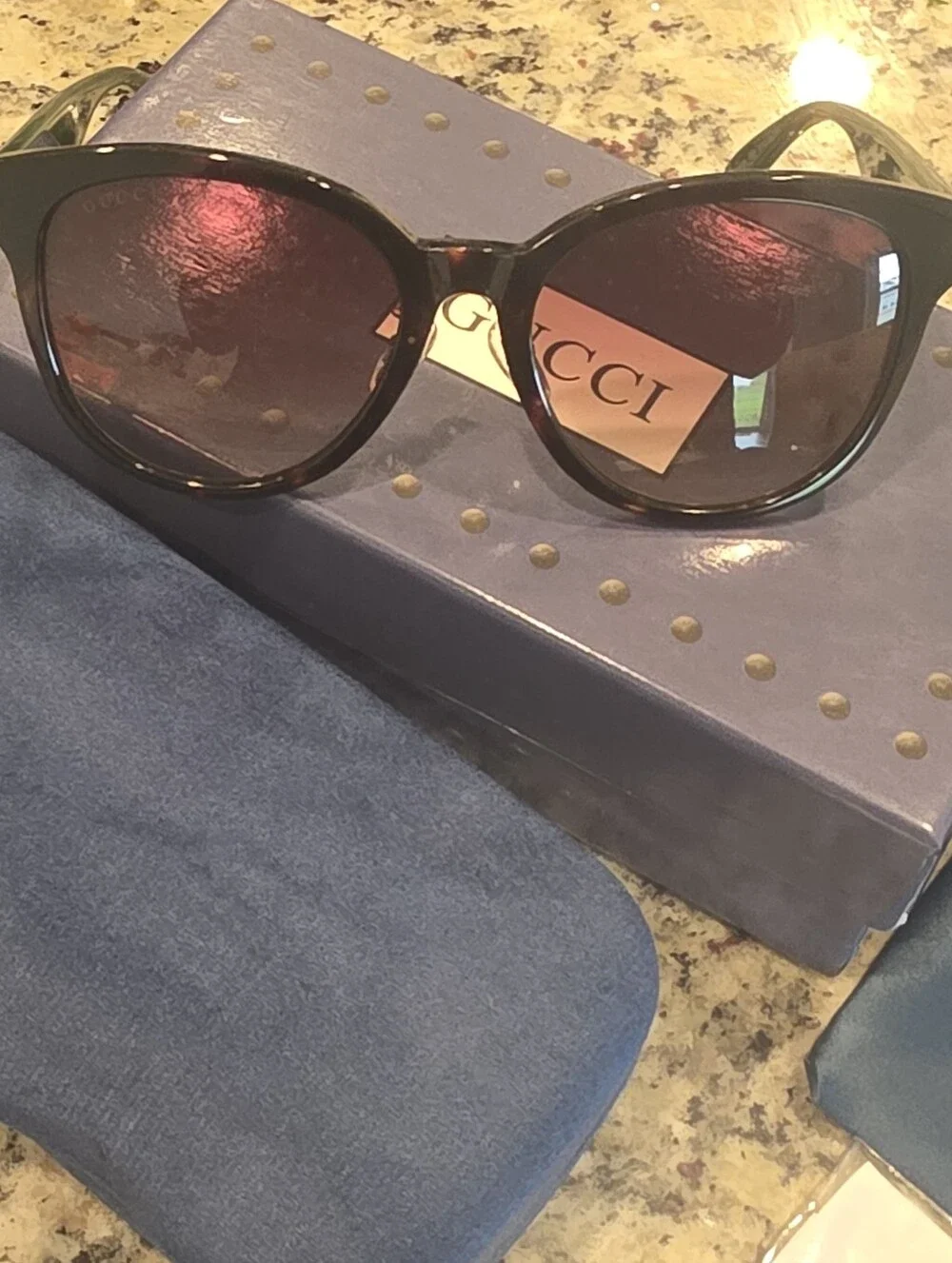 Gucci GG0854SK - Sunglasses with Green and Red Temple Stripes